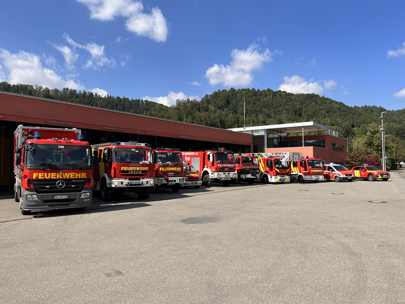 Einsatzfahrzeuge der Einsatzabteilung Oberndorf auf dem Hof vor dem Feuerwehrhaus. 