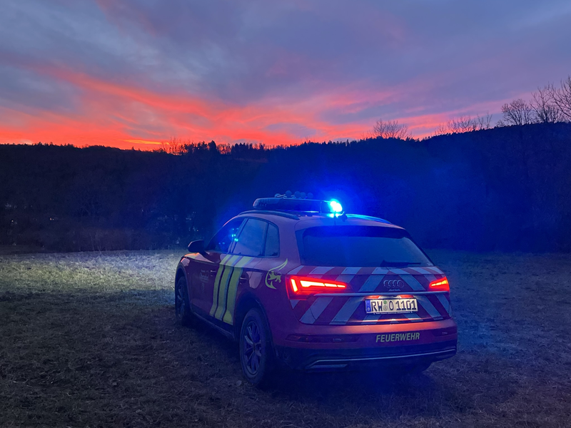 Kommandowagen bei Sonnenuntergang mit eingeschaltetem Blaulicht.