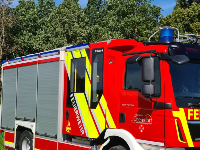 Feuerwehr Löschfahrzeug in Seitenansicht. Rot-gelb lackiert. Auf der Frontscheibe steht die Rufnummer 4/42-1