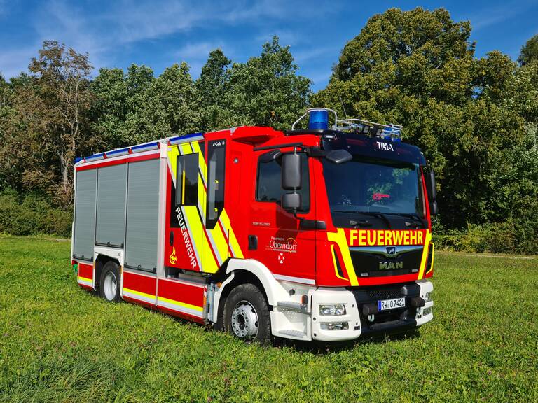 Feuerwehr Löschfahrzeug in Seitenansicht. Rot-gelb lackiert. Auf der Frontscheibe steht die Rufnummer 4/42-1