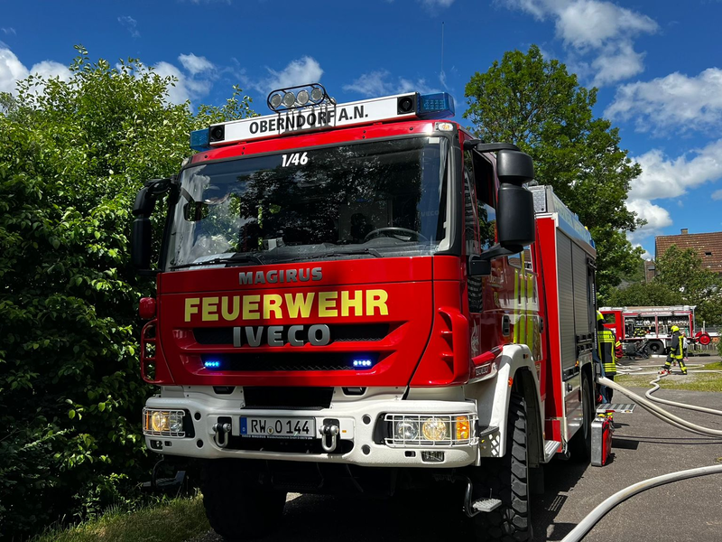 Hilfeleistungslöschfahrzeug im Einsatz mit angeschlossenen Schläuchen.