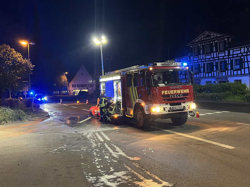 Hilfeleistungslöschfahrzeug mit ausgefahrenem Lichtmast leuchtet eine Einsatzstelle aus.