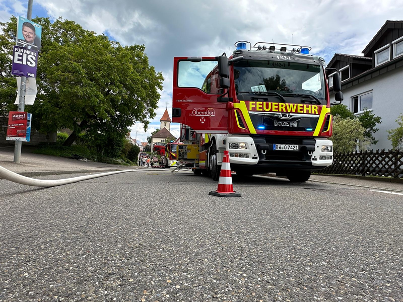 Löschgruppenfahrzeug steht auf einer Straße.
