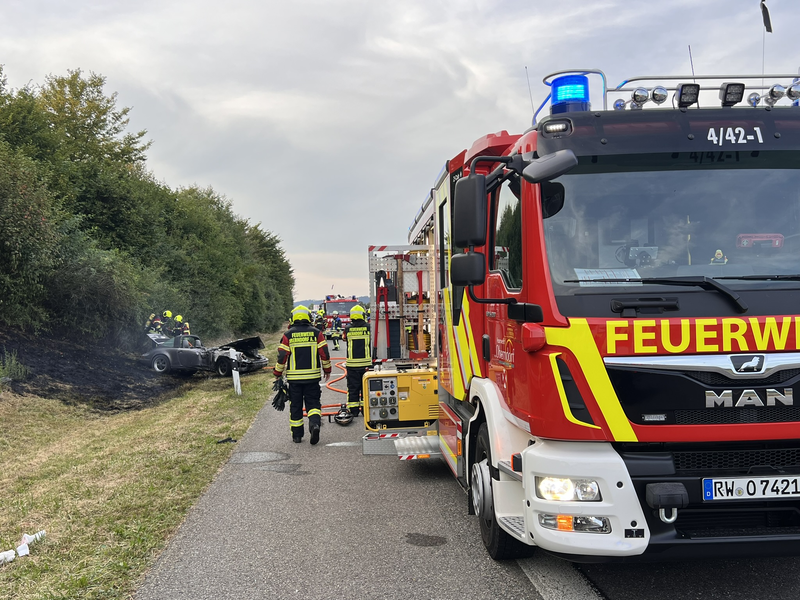 Löschgruppenfahrzeug an einer Einsatzstelle mit ausgezogenem Stromerzeuger.
