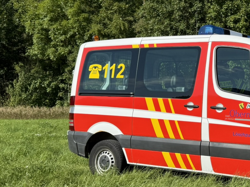 Personen Mannschaftstransport rot, weiss lackiert. Sietenanischt mit Logo der Stadt Oberndorf und der Rufnummer 112