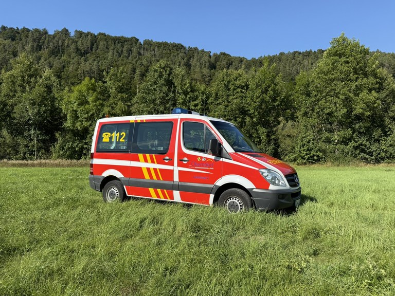 Personen Mannschaftstransport rot, weiss lackiert. Sietenanischt mit Logo der Stadt Oberndorf und der Rufnummer 112