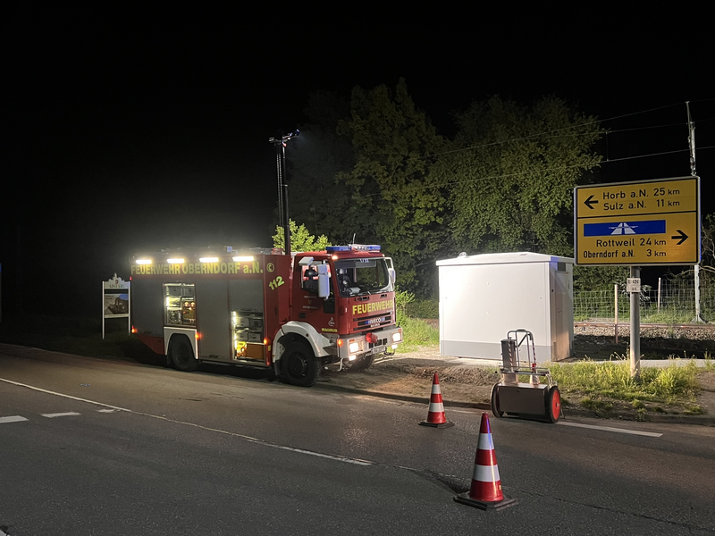 Rüstwagen leuchtet die Unfallstelle aus.
