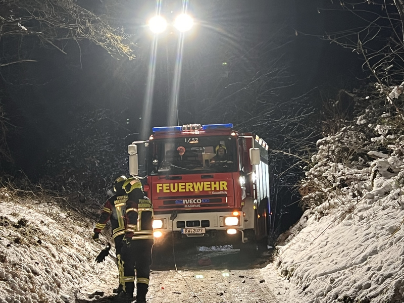 Rüstwagen leuchtet eine Einsatzstelle im Winter aus. 